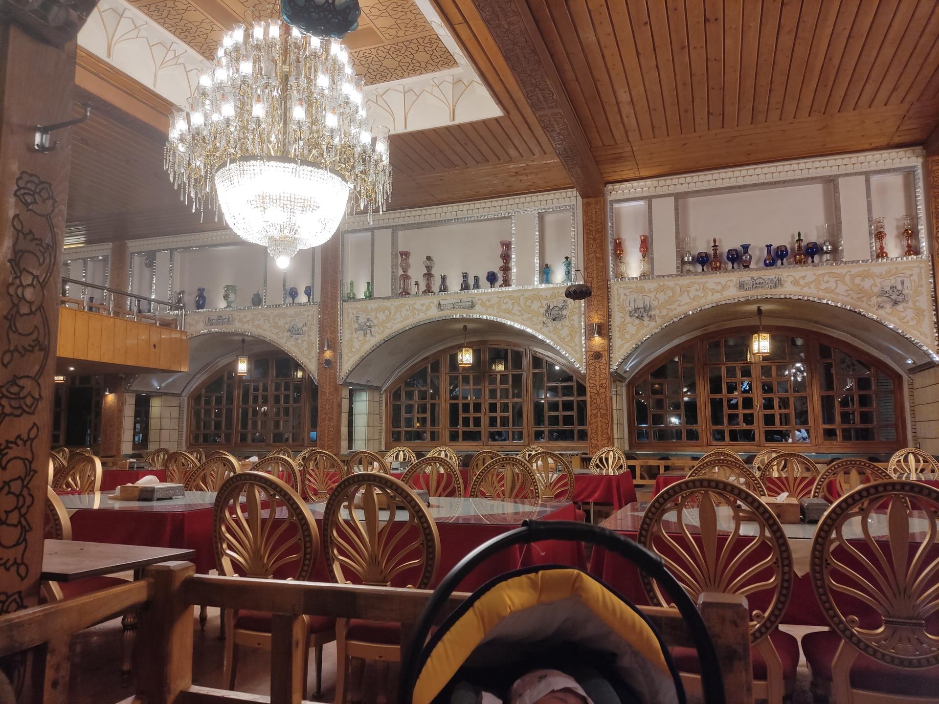 عکس رستوران سه کاج