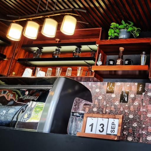 عکس کافه اسکوبار