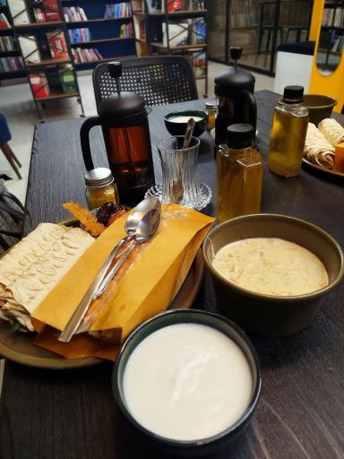 عکس کافه کتاب ماجرا