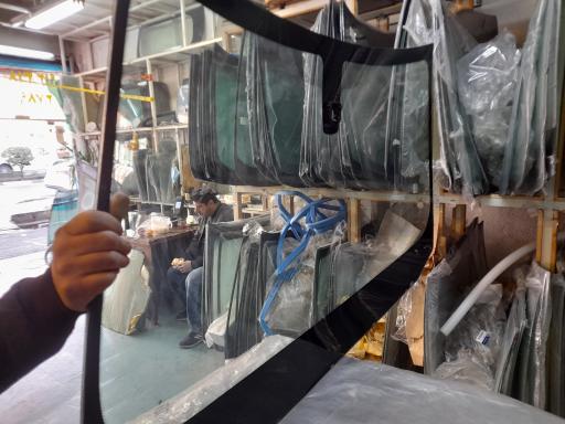 عکس شیشه اتومبیل صادقی