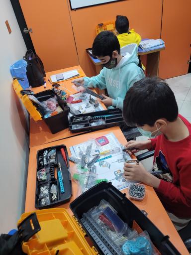 عکس آموزشگاه فنی حرفه ای رباتیک آریانا