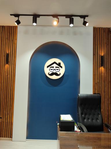 عکس مشاورین آقای املاک