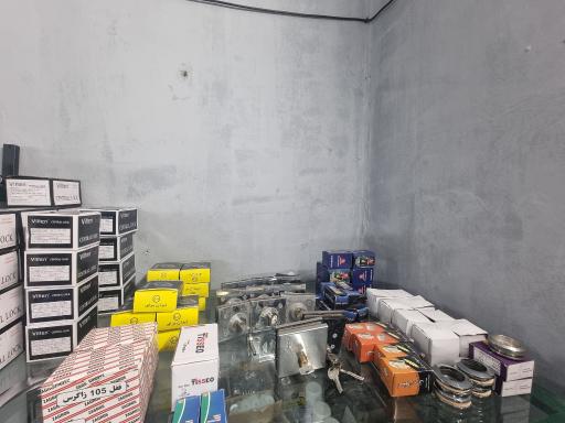 عکس بنگاه شیشه سکوریت نیکبخت