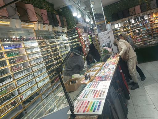 عکس فروشگاه ملزومات ناخن کرال