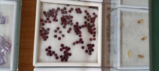 گالری طلا سنگهای قیمتی پیسوده