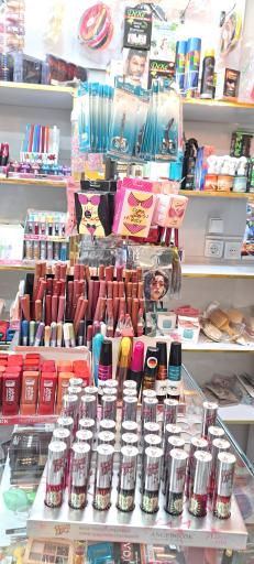 عکس لوازم آرایشی توت فرنگی 