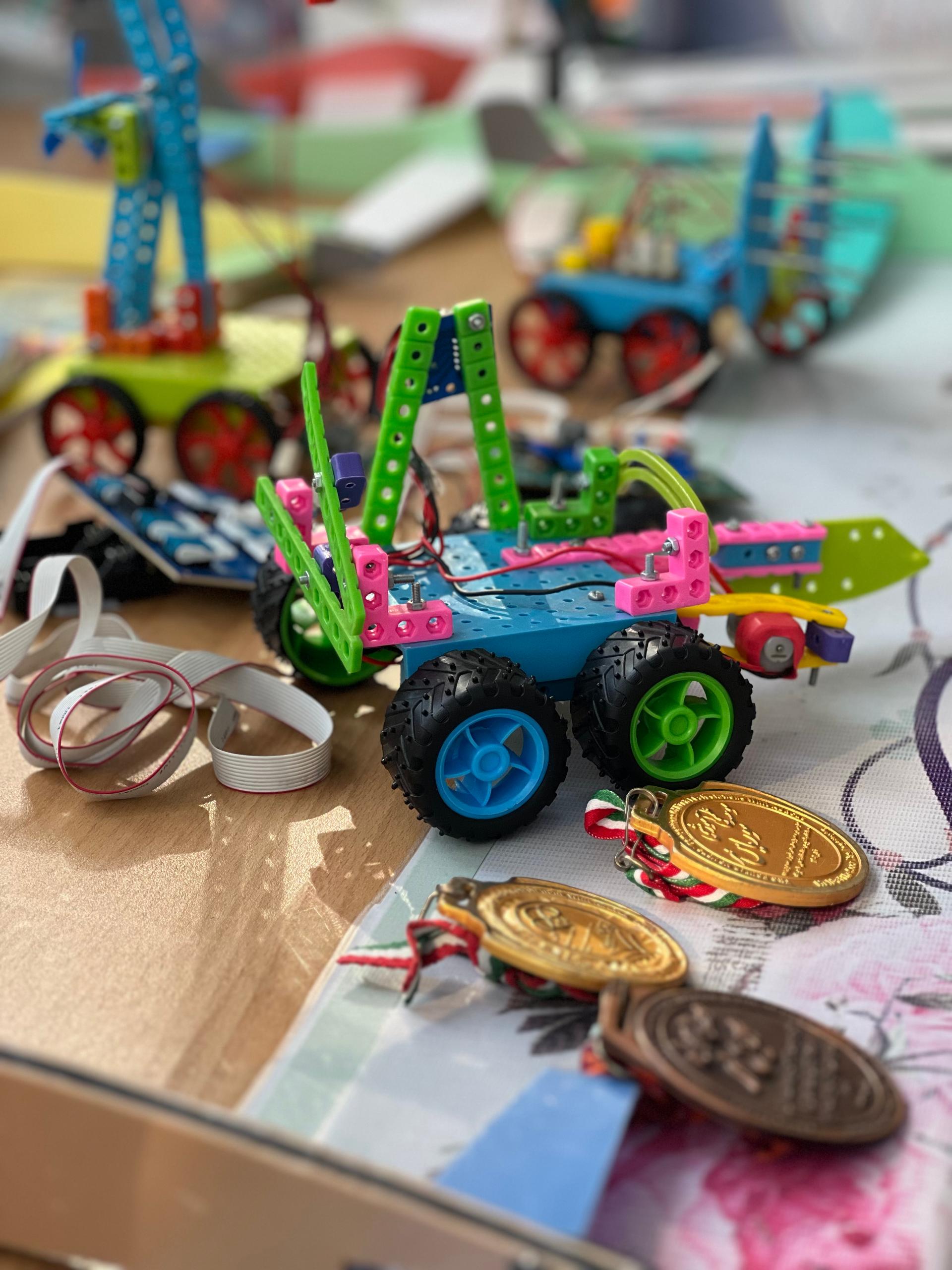 عکس سوریاس (موسسه آموزشی چرتکه، رباتیک و گلایدر)