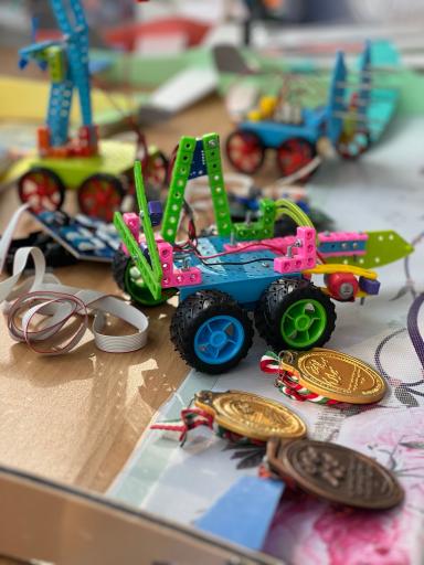 عکس سوریاس (موسسه آموزشی چرتکه، رباتیک و گلایدر)