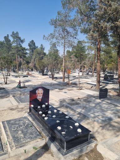 عکس مزار محمود شهریاری نیا
