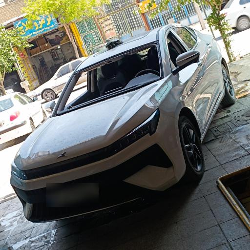 عکس شیشه اتومبیل علیجانی