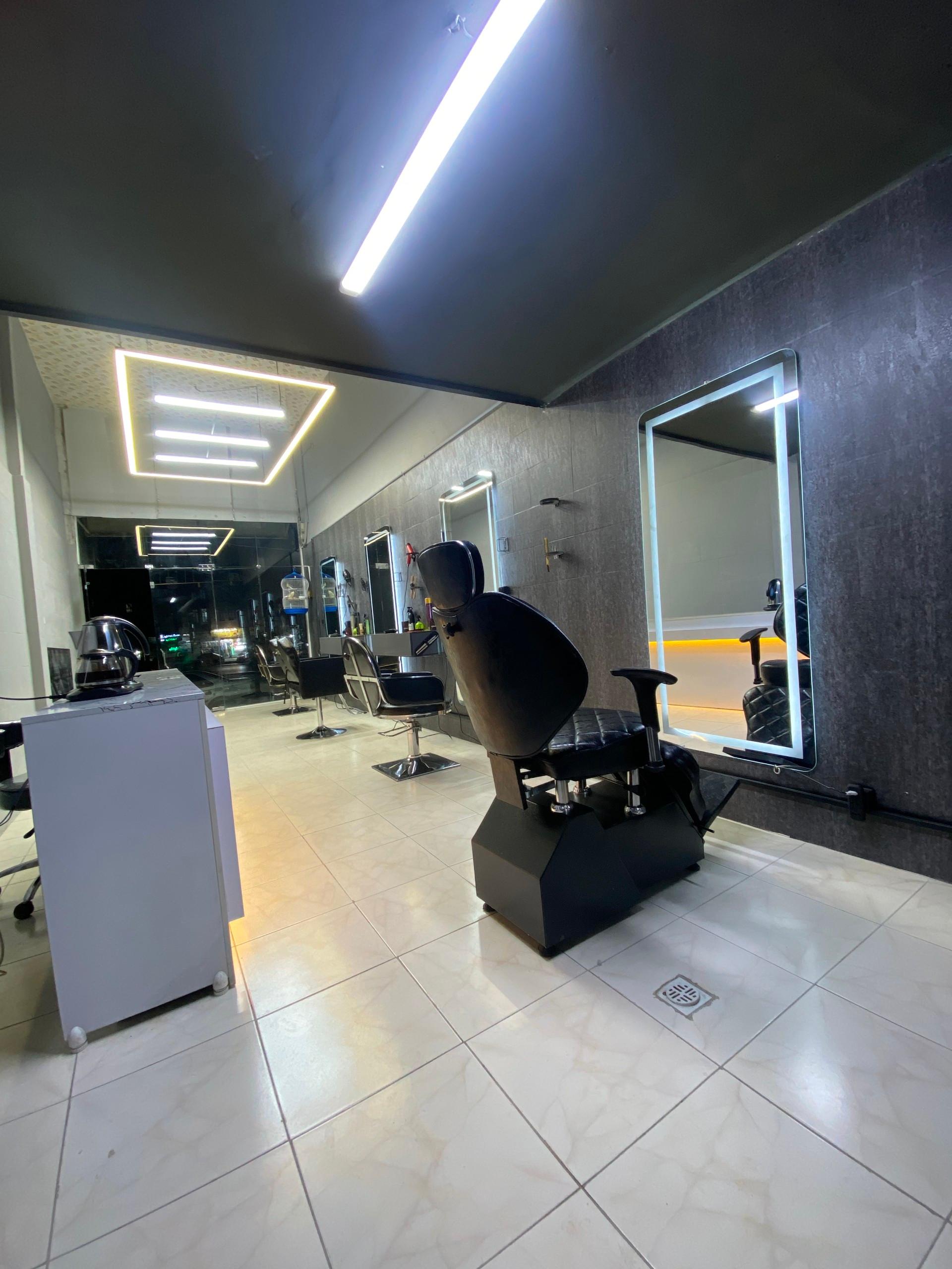 عکس سالن پیرایش مردانه شاه تیغ 