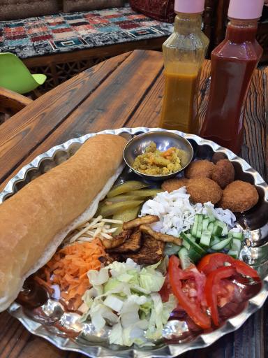عکس فلافل سرای سنتی و کافه شبستان