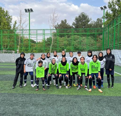 عکس آموزش فوتبال دختران فرزانگان اصفهان