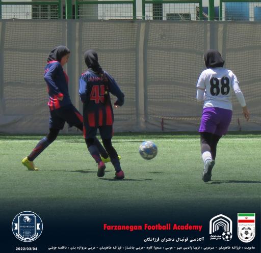 عکس آموزش فوتبال دختران فرزانگان اصفهان