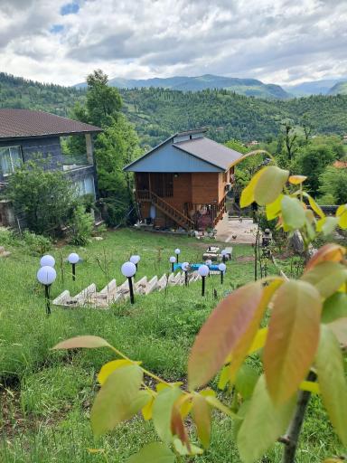 عکس کلبه چوبی کوهستان