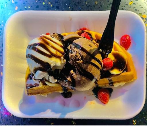 عکس کافه بستنی لادیگیزیا