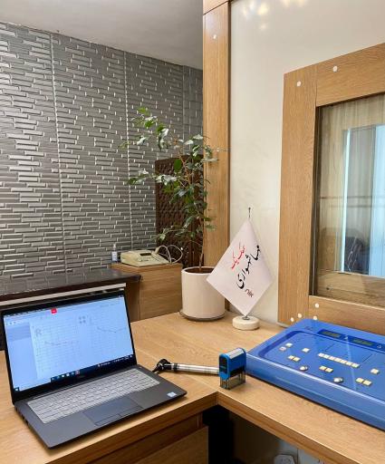 عکس سمعک و شنوایی سنجی نیک 