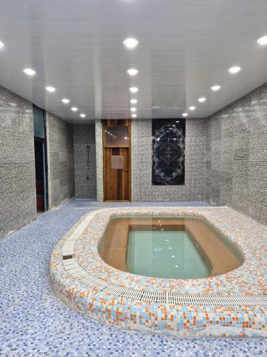 عکس استخر شادروان دکتر حسین کریمی زارچ