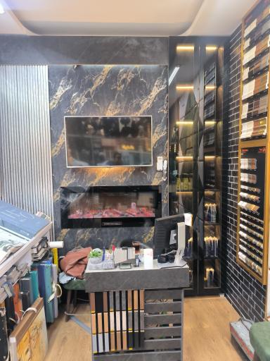 عکس گالری کاغذ دیواری ماهگل