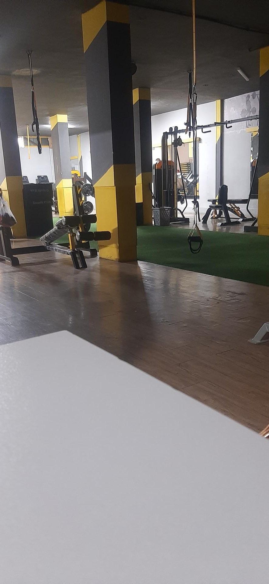 عکس باشگاه ورزشی بانوان راویس