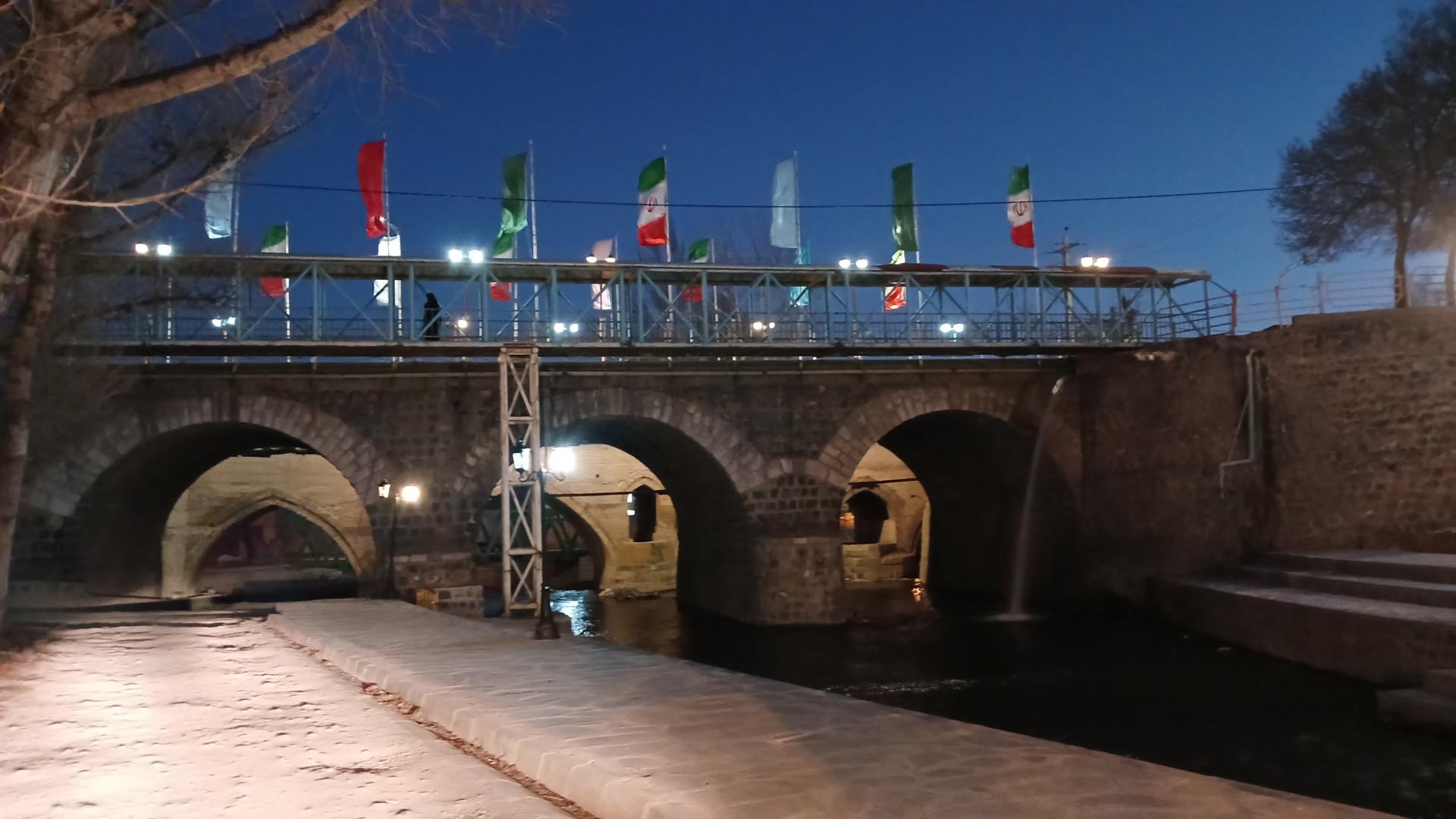 عکس پل تاریخی قرمز (قرمیزی کورپی)