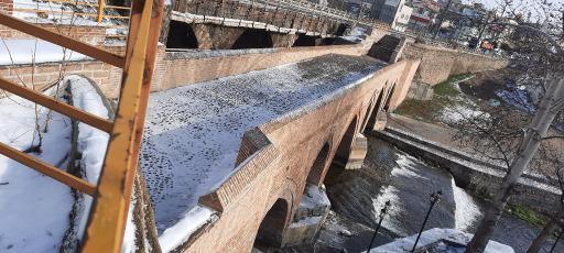 عکس پل تاریخی قرمز (قرمیزی کورپی)