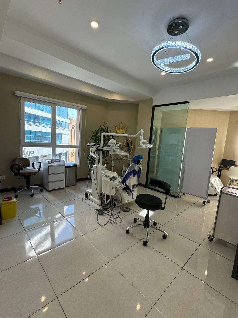 عکس دندانپزشکی دکتر دنیا بهره مند 