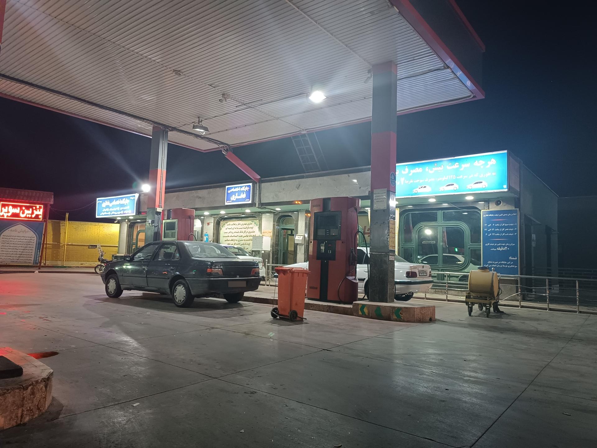 عکس پمپ بنزین فخاری قم