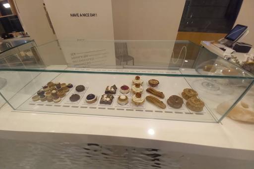 عکس بوتیک شیرینی فرانسوی دوس آمیتی 