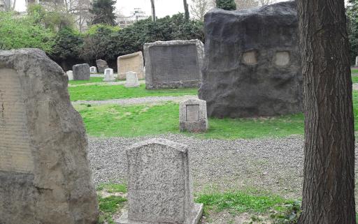 عکس باغ موزه کتیبه ها