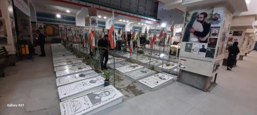 عکس قطعه شهدا جنگ و مدافع حرم تبریز