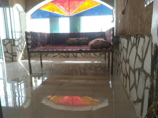 عکس بومگردی و سفره خانه سنتی دارجونه