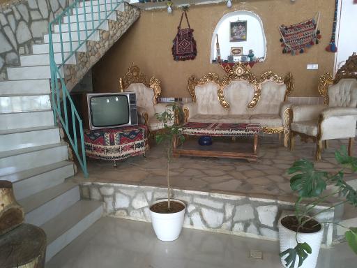 عکس بومگردی و سفره خانه سنتی دارجونه