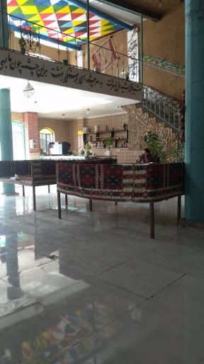 عکس بومگردی و سفره خانه سنتی دارجونه