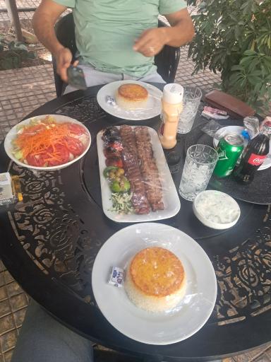 عکس باغ رستوران آبرون
