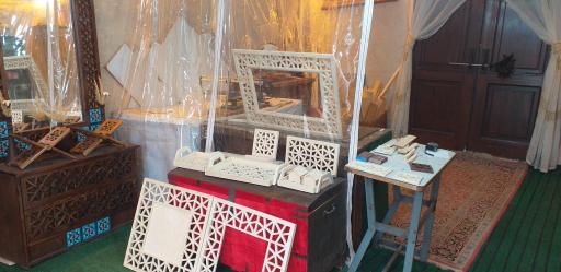 عکس کارگاه و فروشگاه لوازم چوبی رومو وود