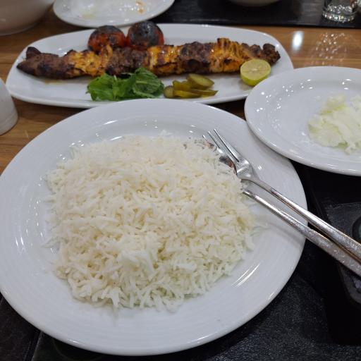 عکس رستوران تک درخت 