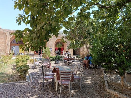 عکس سرای معتمدی (حیاط شترخان)