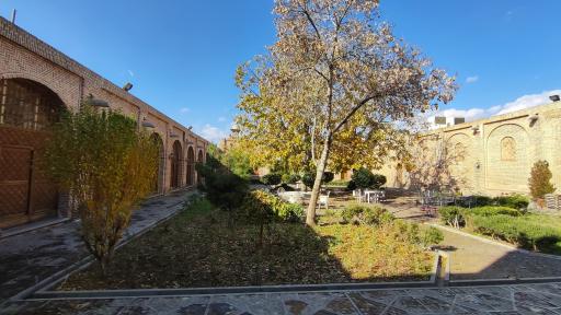 عکس سرای معتمدی (حیاط شترخان)