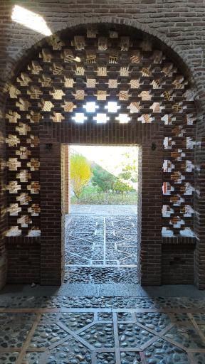 عکس سرای معتمدی (حیاط شترخان)