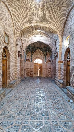 عکس سرای معتمدی (حیاط شترخان)