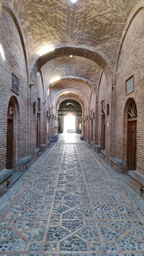 عکس سرای معتمدی (حیاط شترخان)