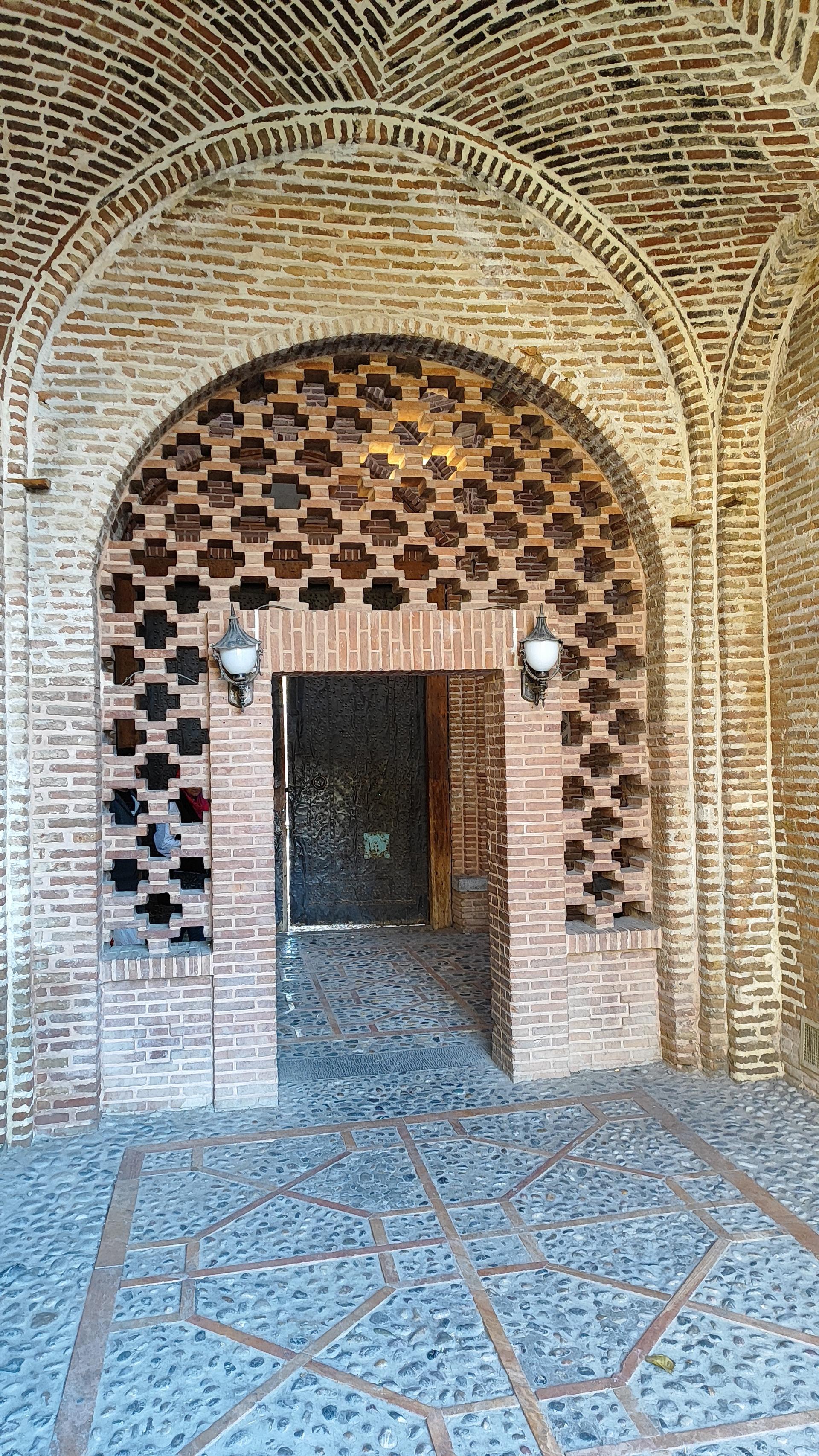 عکس سرای معتمدی (حیاط شترخان)