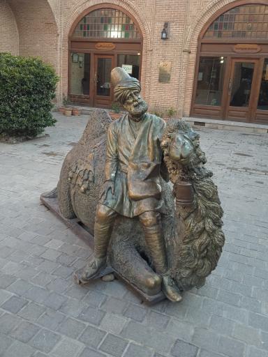 عکس سرای معتمدی (حیاط شترخان)