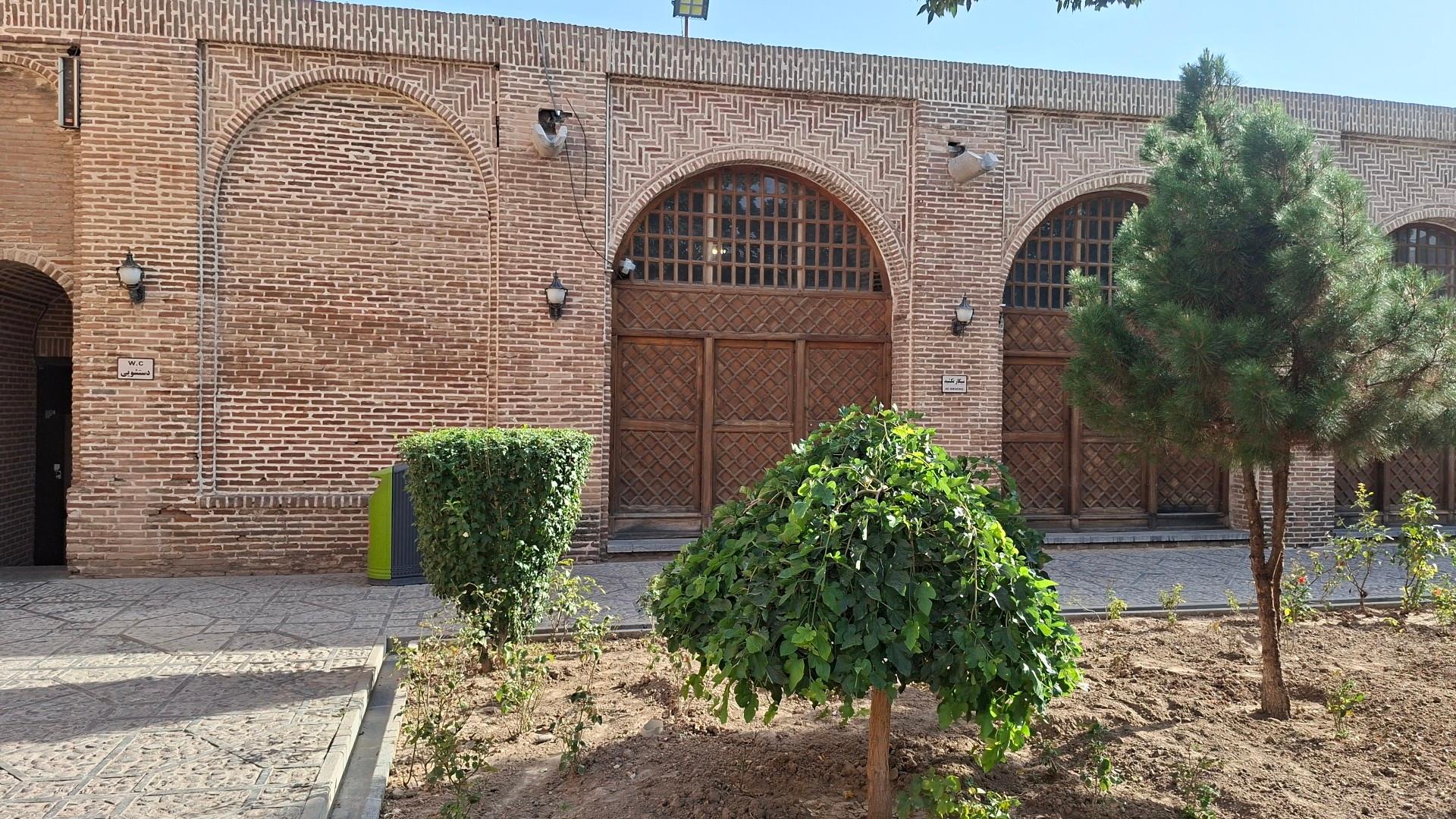 عکس سرای معتمدی (حیاط شترخان)