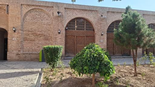 عکس سرای معتمدی (حیاط شترخان)