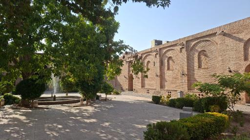 عکس سرای معتمدی (حیاط شترخان)