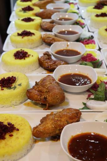 عکس سفارش گیری غذای عمده رستوران ریژان 