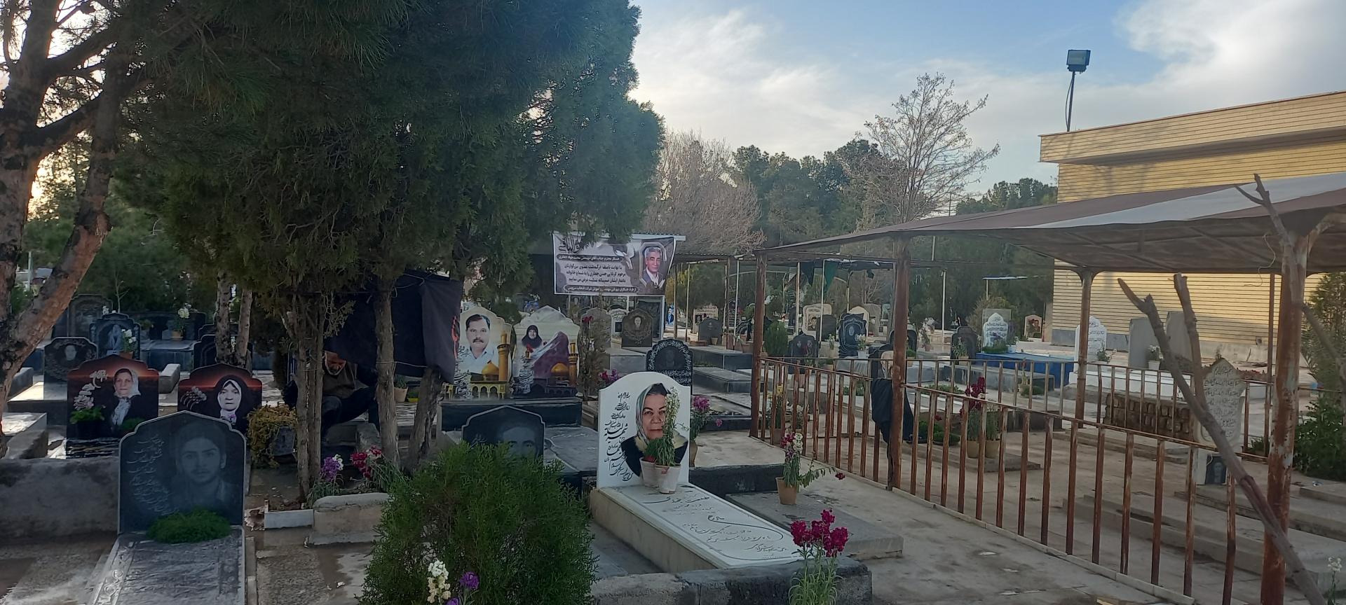 عکس آرامستان گز