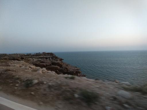 عکس منطقه تفریحی ساحل صخره‌ای مقام